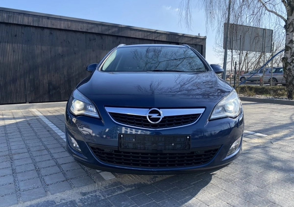 Opel Astra cena 29900 przebieg: 187000, rok produkcji 2012 z Września małe 562